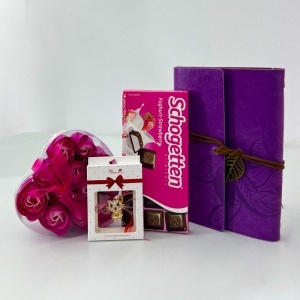 Set Purple Romance, trandafiri din sapun in cutie inima, ciocolata Schogetten si jurnal elegant mov - Img 3