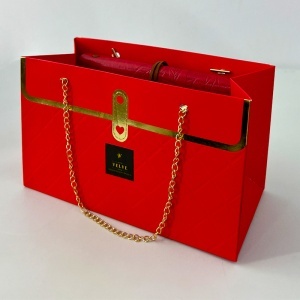 Set Red Romance, trandafiri din sapun in cutie inima, ciocolata Schogetten si jurnal elegant rosu - Img 3