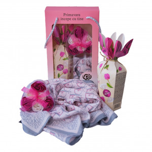 Set Special Spring, cu esarfa, bomboane de ciocolata si sase trandafiri din sapun, Roz 1