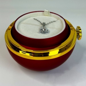 Trandafir de sapun rosu in cutie eleganta cu cupola și lantisor cu pandantiv surpriza - Img 7