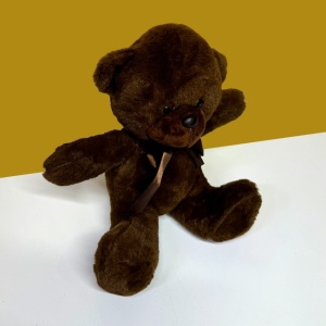 Ursulet de pluș Tobi, cu papion, Inaltime 24 cm, Maro