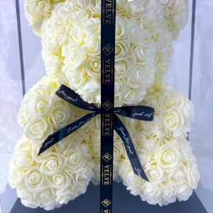 Ursulet floral din trandafiri spuma alb ivory, 40 cm, in cutie transparenta eleganta - Img 2