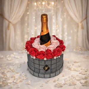 Velve Story Gift, Aranjament floral in cutie rotunda silver cu trandafiri de sapun si Prosecco