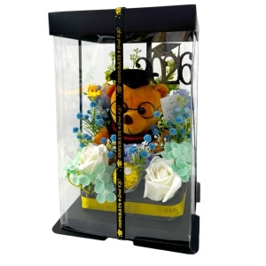 Aranjament absolvire 2026 Graduate cu ursulet de plus, trandafiri si hortensii de sapun, pralina Ferrero, in cutie transparenta premium - Img 8