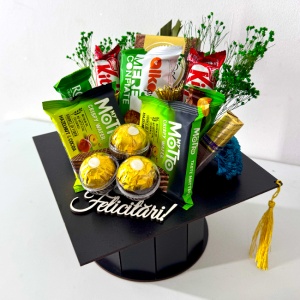 Aranjament absolvire copii 2026 in cutie toca cu dulciuri premium, tableta si praline Ferrero Rocher, KitKat, My Motto - Img 4