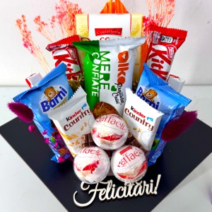 Aranjament absolvire copii 2026 in cutie toca cu dulciuri, tableta si praline Raffaello, Kinder si Barni - Img 2