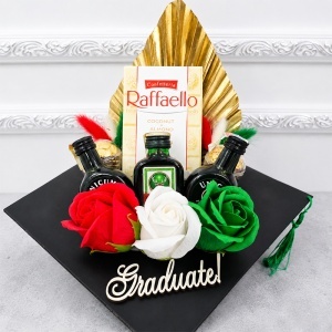 Aranjament absolvire Graduate in forma de toca, cu bauturi in miniatura Jagermeister si Unicum, praline Raffaello, Rocher si trandafiri de sapun - Img 3