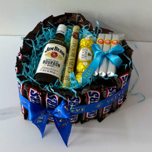 Aranjament Bonys in forma de inima cu batoane Snickers, Jim Beam 200 ml, praline Ferrero Rocher 50gr, apa de toaleta Cuba Royal 35 ml si 3 trabucuri