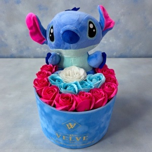 Aranjament cu flori de sapun si jucarie de plus Stitch albastru, in cutie eleganta - Img 3