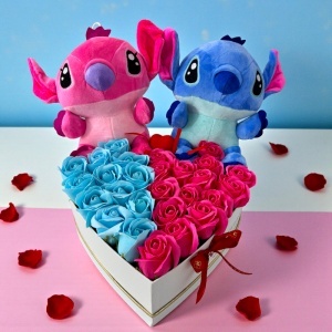 Aranjament cu flori de sapun si jucarii de plus Stitch in cutie in forma de inima