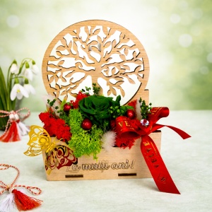 Aranjament floral „La multi ani", trandafir criogenat și licheni stabilizați, in suport decorativ din lemn