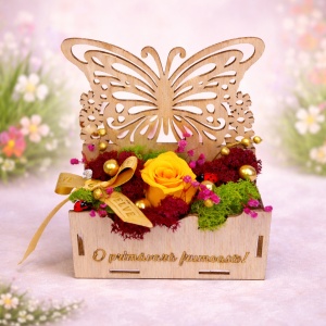 Aranjament floral „Primavara frumoasa”, trandafir criogenat și licheni stabilizați, in suport decorativ din lemn