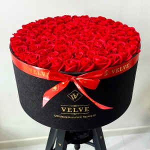Aranjament floral 135 trandafiri de sapun, in cutie cadou cu felicitare personalizata, culoare rosu, diametru 50cm1