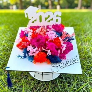 Aranjament floral absolvire 2026 Ceremony, tip toca, cu licheni stabilizati si flori criogenate, Roz/Alb - Img 3