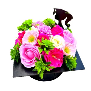 Aranjament floral absolvire 2026, cutie in forma de toca, cu topper absolventa si flori de sapun