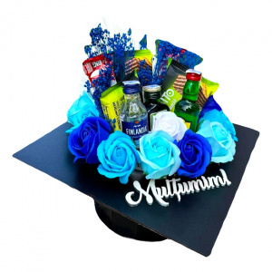 Aranjament floral absolvire 2026, cutie neagra tip toca cu dulciuri, selectie de mini bauturi, flori de sapun si flori criogenate