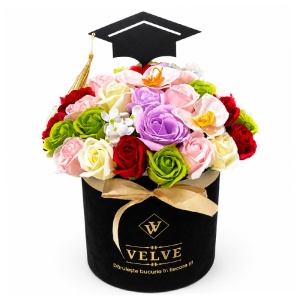Aranjament floral absolvire 2026, in cutie de catifea cu trandafiri, orhidee si hortensii de sapun