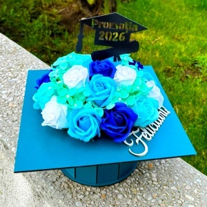 Aranjament floral absolvire 2026, in cutie tip toca, cu flori de sapun, 26x26x13cm, Bleu - Img 4