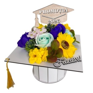 Aranjament floral absolvire 2026, in cutie tip toca cu flori de sapun, 20x20x23cm
