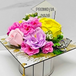 Aranjament floral absolvire 2026, in cutie tip toca cu flori de sapun, 20x20x23cm, Roz - Img 2