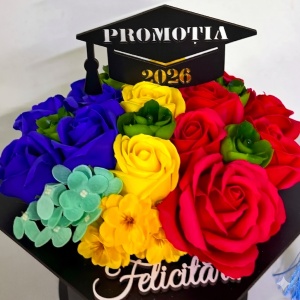 Aranjament floral absolvire 2026 , in cutie tip toca, cu flori de sapun, 20x20x23cm, Tricolor - Img 3