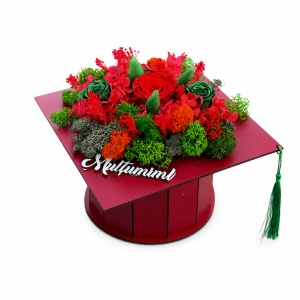 Aranjament floral absolvire 2026 in forma de toca rosie Graduate cu trandafiri criogenati, hortensii si licheni conservati