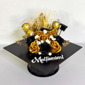 Aranjament floral absolvire 2026 Premium Gold in cutie toca din lemn cu praline Ferrero Rocher si trandafiri de sapun - Img 3