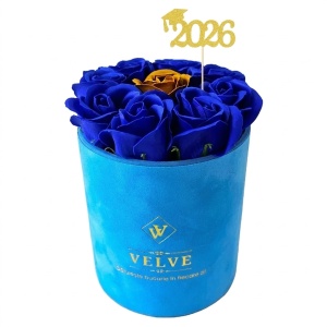 Aranjament floral absolvire 2026 VLV, cu 9 trandafiri de sapun in cutie albastra de catifea