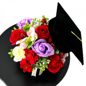 Aranjament floral pentru absolvire, in cutie rotunda cu trandafiri si plante artificiale, rosu