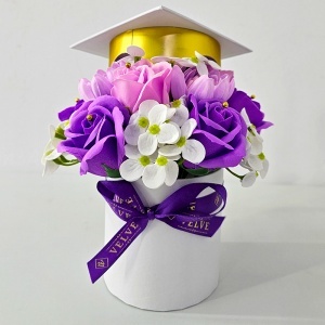 Aranjament floral absolvire Lavender Pink cu trandafiri de sapun, in cutie rotunda - Img 2