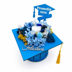 Aranjament floral absolvire Promotia 2026 in forma de toca albastra Graduate cu trandafiri criogenati, hortensii si licheni conservati