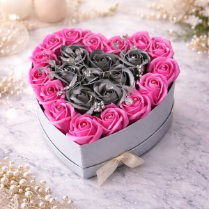 Aranjament floral Brilliant Heart, cu 23 trandafiri sapun si accesorii perlate, cutie in forma de inima, Roz-Argintiu