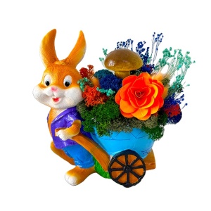 Decoratiune din rasina Bunny, iepuras baiat si carut cu aranjament din licheni stabilizati, broom, ciuperci, begonie din lemn, 24cm