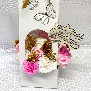 Aranjament floral Butterfly, cu trandafiri si garoafe din sapun, plante decorative, cu topper " Cea mai buna sora", in cos deosebit cu toarte, Alb - Img 5