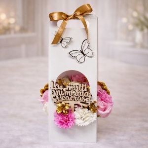 Aranjament floral Butterfly, cu trandafiri si garoafe din sapun, plante decorative, cu topper " La multi ani mama soacra ", in cos deosebit cu toarte, Alb