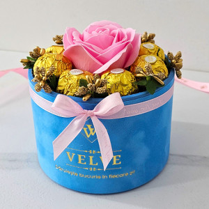 Aranjament floral Chocolate Rose cu un trandafir de sapun, stamine aurii si opt praline Ferrero Rocher, in cutie de catifea 3