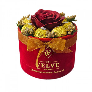 Aranjament floral Chocolate Rose cu un trandafir de sapun, stamine aurii si 8 praline Ferrero Rocher, in cutie rosie cu catifea, Rosu grena - Img 5