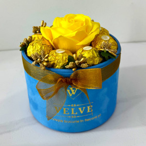 Aranjament floral Chocolate Rose cu un trandafir de sapun, stamine aurii si opt praline Ferrero Rocher, in cutie albastra cu catifea, Galben 4