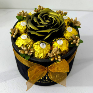 Aranjament floral Chocolate Rose cu un trandafir de sapun, stamine aurii si opt praline Ferrero Rocher, in cutie neagra cu catifea, Auriu 2