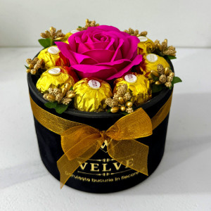 Aranjament floral Chocolate Rose cu un trandafir de sapun, stamine aurii si opt praline Ferrero Rocher, in cutie neagra cu catifea, Fucsia