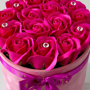Aranjament floral Crystal Beauty cu 15 trandafiri de sapun, cristale artizanale, in cutie roz cu catifea, fucsia 1