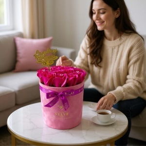 Aranjament floral Crystal Beauty cu 15 trandafiri de sapun, cristale artizanale, in cutie roz de catifea, topper " La multi ani Maria! ", Fucsia - Img 3