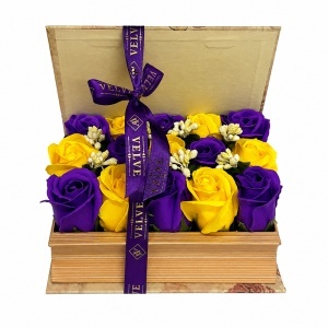 Aranjament floral cu 15 trandafiri de sapun in cutie tip carte, Mov-Galben