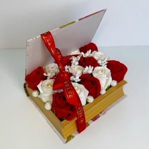 Aranjament floral cu 15 trandafiri de sapun in cutie tip carte, Rosu-Alb - Img 2