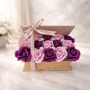 Aranjament floral cu 15 trandafiri din sapun, in cutie tip carte, cu flori indigo si roz