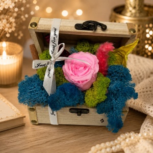 Aranjament floral cu trandafir criogenat roz si licheni conservati, in cutiuta tip cufar din lemn