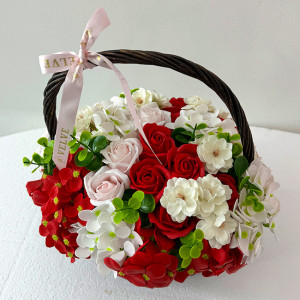Aranjament floral cu trandafiri de sapun, hortensii si flori de cires in cosulet impletit - Img 3