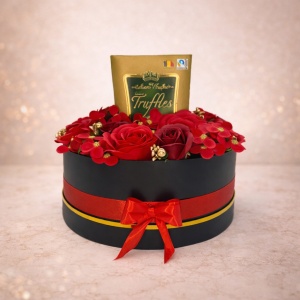 Aranjament floral cu trandafiri de sapun, hortensii si praline de ciocolata, Amelia