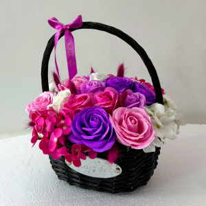 Aranjament floral cu trandafiri de sapun si alte accesorii in cosulet impletit, roz - lila - alb - Img 4