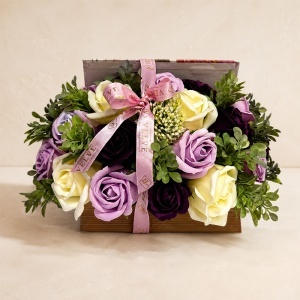 Aranjament floral cu trandafiri de sapun si plante decorative, in cutie tip carte, Mov- Crem - Img 4